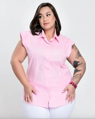 Mulher vestindo camisa social regata no tom rosa claro e calça branca