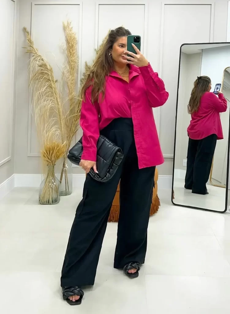 Mulher vestindo Camisa Feminina Plus Size Oversized Pink e calça preta