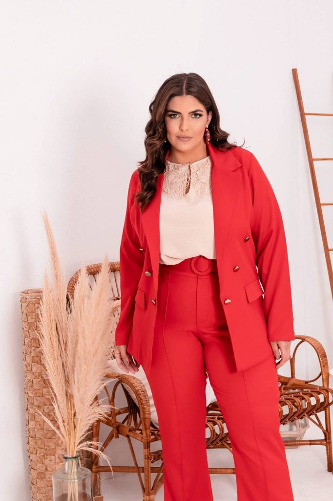 Modelo mulher usando conjunto de blazer com calçae blazer na cor vermelha, blusa branca por baixo