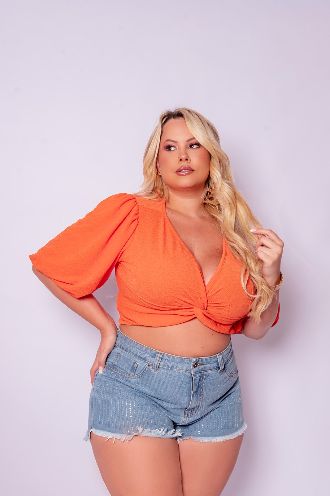 Cropped de malha com short jeans cintura alta