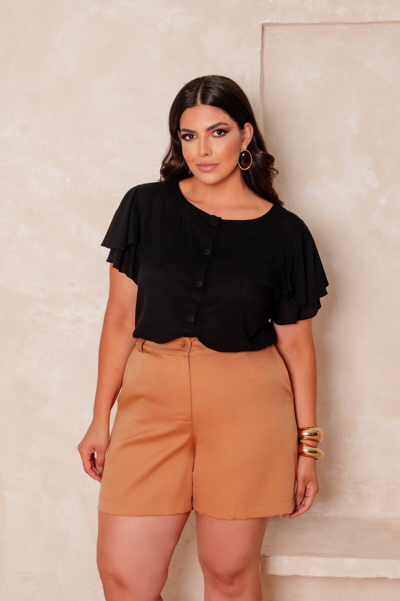 blusa-preta-short-bege-mulher.jpeg