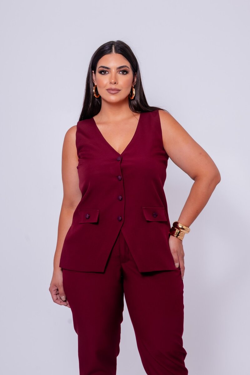 traje-feminino-vinho-elegante.jpeg